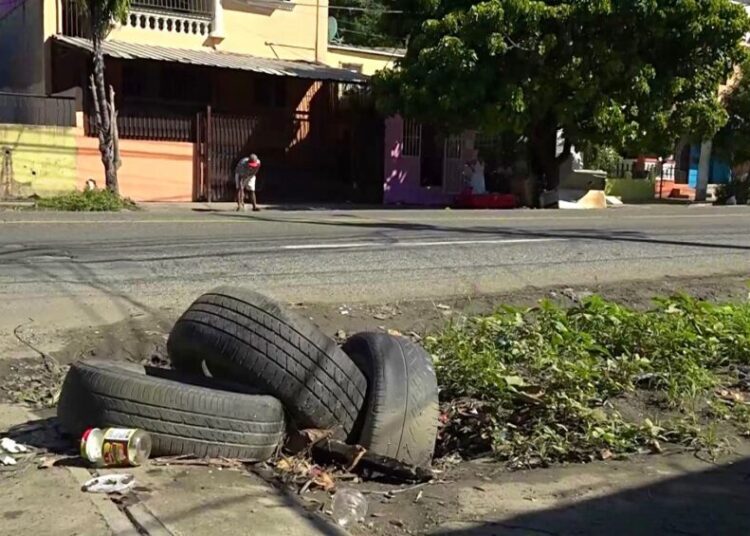 Los hoyos y los drenajes tapados el problema de nunca acabar en Santo Domingo Este
