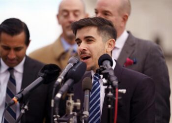 El Supremo de EE.UU. se inclina a respaldar la prohibición de hormonas a menores trans