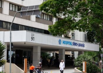 Lula pasa a cuidados semi intensivos y ya camina por el hospital