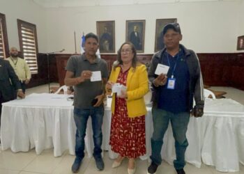 Gobernadora entrega más de 400 bonos navideños a trabajadores informales y juntas de vecinos en Santiago