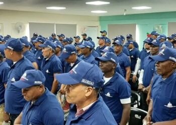 Educación entrega uniformes a personal de seguridad y lanza campaña “Planteles Educativos Seguros” en Azua