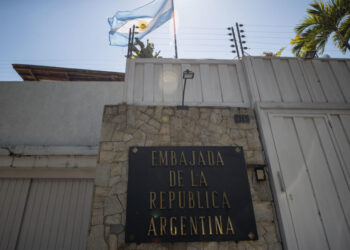 Oposición venezolana confirma la salida de la Embajada de Argentina de uno de los asilados