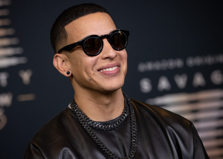 Daddy Yankee celebra la navidad juntos a los niños de su fundación en RD