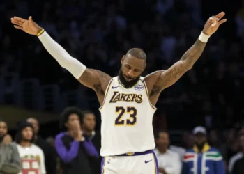 LeBron James lidera un nuevo triunfo de los Lakers en Sacramento