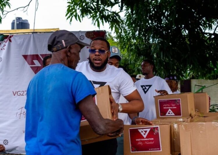 Vladimir Guerrero Jr. y su familia llevan alegría a Don Gregorio en esta Navidad