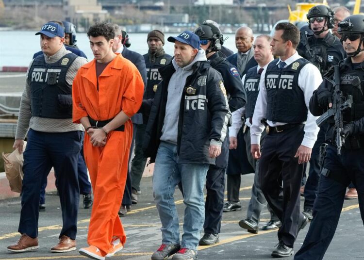 Mangione es acusado de cargos federales de asesinato, armas y acoso en Nueva York