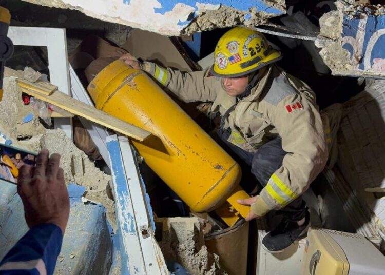 Explosión provocada por fuga de gas deja seis heridos y una vivienda colapsada en Santiago