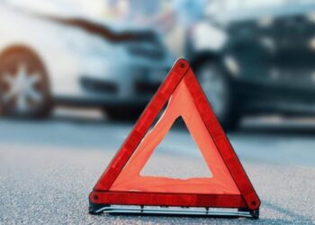 Accidente entre autobús y camión en la autopista Las Américas genera congestión vehicular