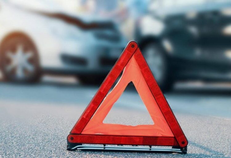 Accidente entre autobús y camión en la autopista Las Américas genera congestión vehicular