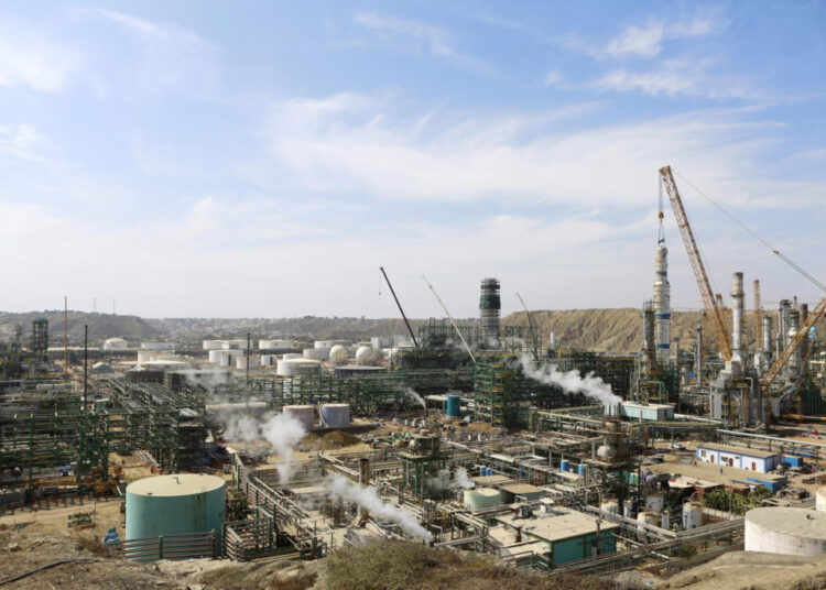 Petroperú asegura que ya se ha limpiado todo el derrame de crudo en playa peruana