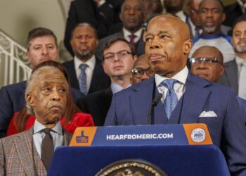 El alcalde de Nueva York se dice dispuesto a cooperar para deportar a inmigrantes con delitos