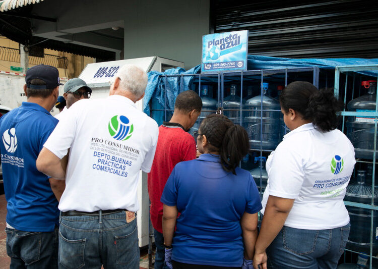 Pro Consumidor inicio decomiso de botellones de agua expuestos al sol