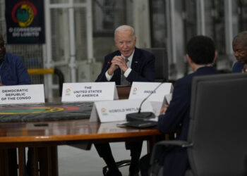 Biden parece dormido en una reunión con líderes africanos