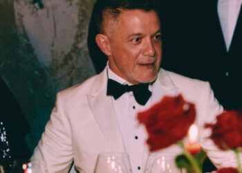 Alejandro Sanz recibe el Premio Personaje del Año 2024 rodeado de 3.000 rosas ecuatorianas