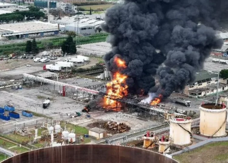 Varios heridos graves tras una fuerte explosión en una refinería en Italia