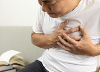 Un padre casi muere de un infarto en China por el estrés al ayudar a su hijo con las tareas