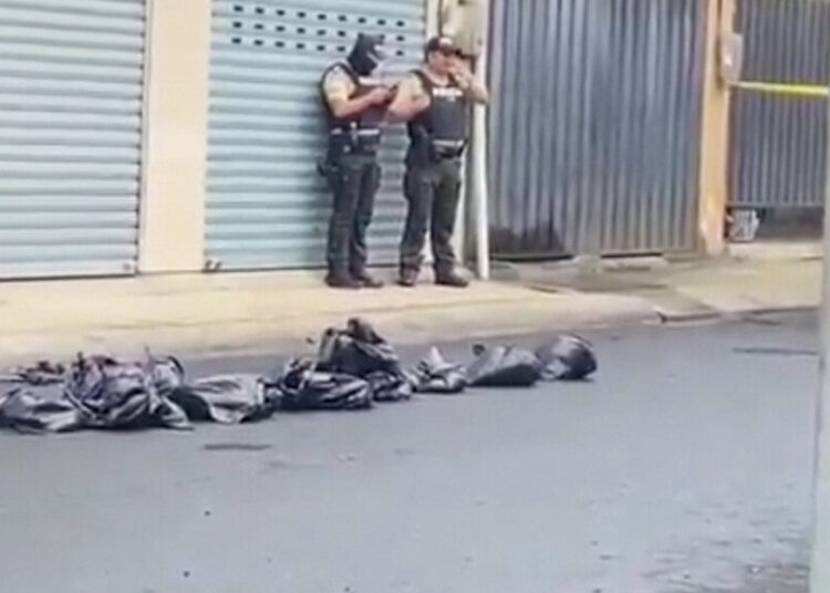 Hallan dos cuerpos desmembrados frente a una iglesia en Ecuador