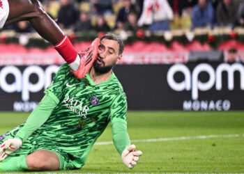 El portero del PSG recibe un fuerte plantillazo en la cara