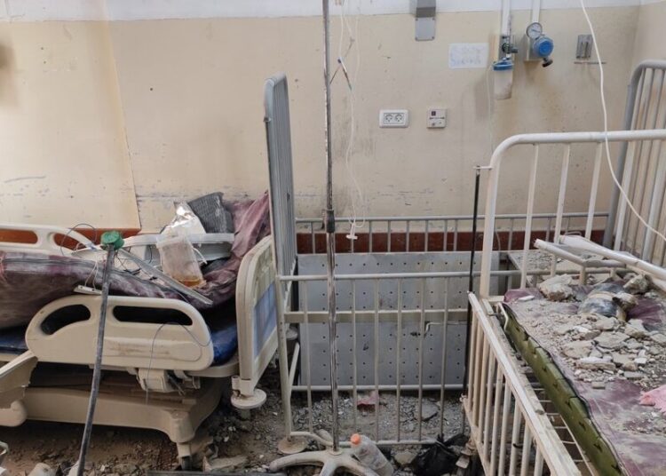 Israel lanza un intenso ataque contra un hospital de Gaza