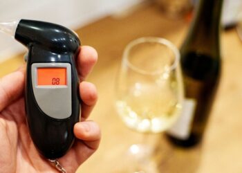 Inhabilitan a los cocreador del alcoholímetro por conducir bajo el efecto del alcohol