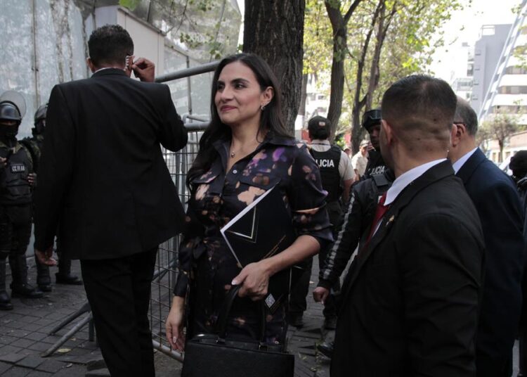 Vicepresidenta de Ecuador critica disculpa de Ministerio de Trabajo por haberla suspendido