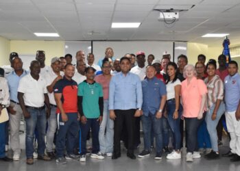 Ministro de Deportes entrega bonificación navideña entrenadores alto rendimiento