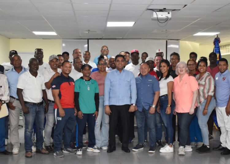 Ministro de Deportes entrega bonificación navideña entrenadores alto rendimiento