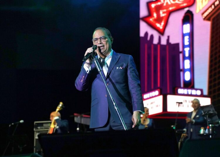 Gilberto Santa Rosa llena de amor y salsa el Pabellón de Voleibol en su “Auténtico Tour”