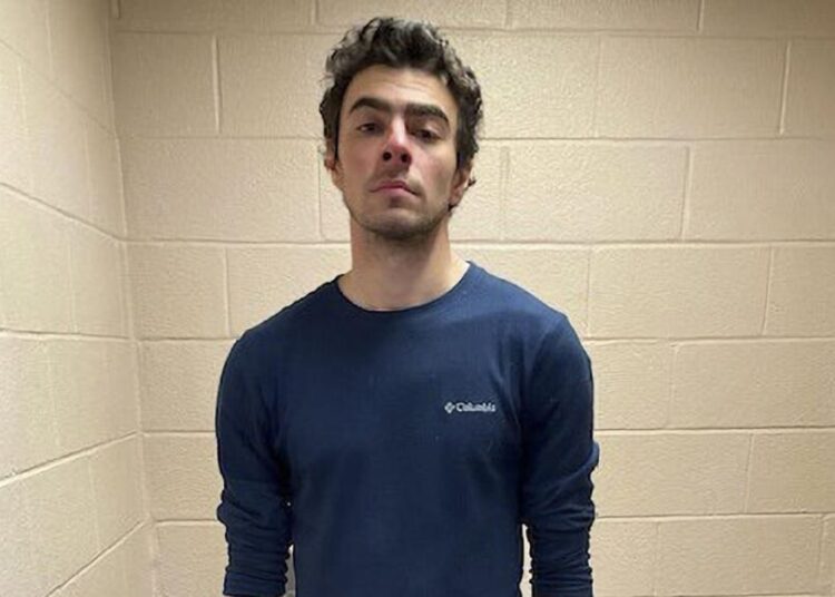 Presunto asesino de CEO de la aseguradora grita que su caso es «insulto a la inteligencia»