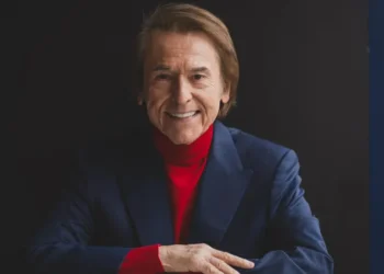 El cantante español Raphael seguirá hospitalizado para «un par de pruebas» pendientes