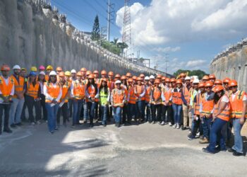 Estudiantes de universidades visitan trabajos de solución vial entorno rotonda plaza de la bandera