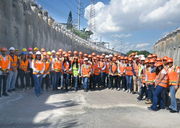 Estudiantes de universidades visitan trabajos de solución vial entorno rotonda plaza de la bandera