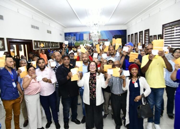 Gobernadora entrega bonos a más de 300 juntas de vecinos de la provincia de Santiago