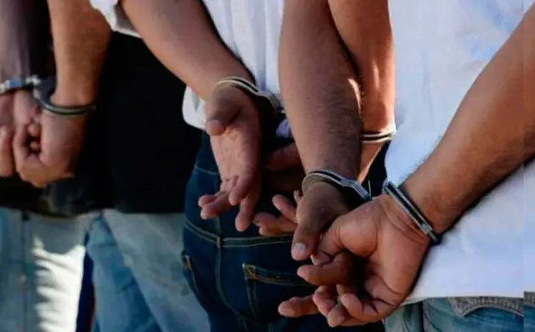 Policías capturan cuatro personas acusadas de robo, amenazas y despojo a mano armada en Barahona