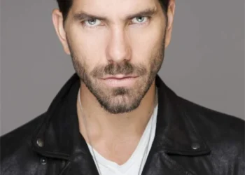 Arap Bethke elegido entre los más guapos de la revista CARAS