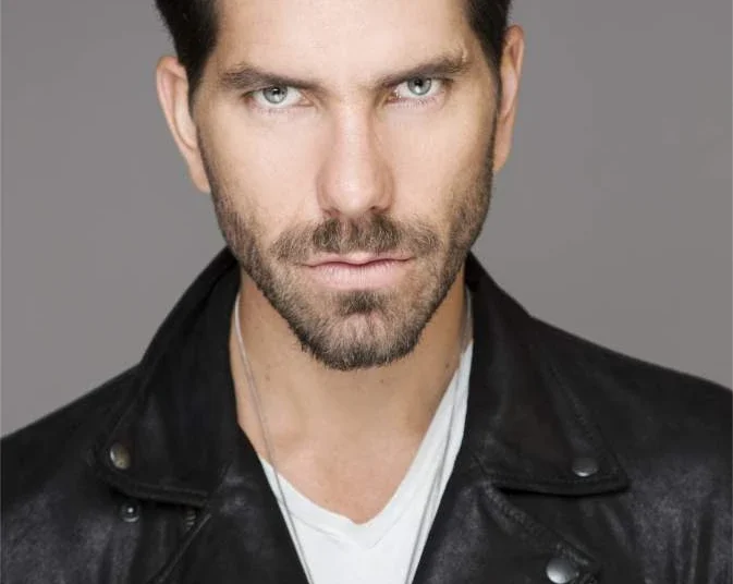 Arap Bethke elegido entre los más guapos de la revista CARAS