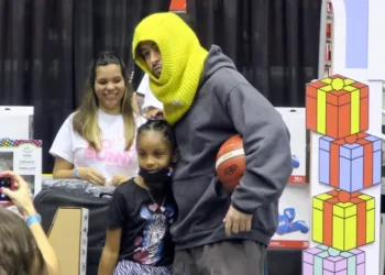 Fundación de Bad Bunny entrega en Puerto Rico regalos a niños y jóvenes por Navidad