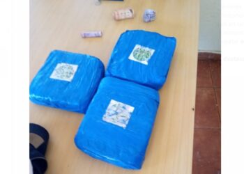 Detienen a dos jóvenes con tres paquetes de marihuana en una motocicleta