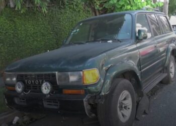 Denuncian vehículo lleva abandonado varios años en plena vía en Ensanche Piantini