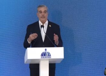 Abinader responde a Leonel: «Aquí se trata de manera digna, no empujando como se daba la caja antes»