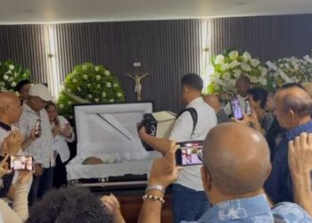 Entre anécdotas y tocando merengue típico, colegas y familiares rinden homenaje a Rafaelito Román