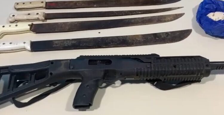 Autoridades incautan fusil ilegal, armas blancas y drogas durante allanamientos en Santiago 