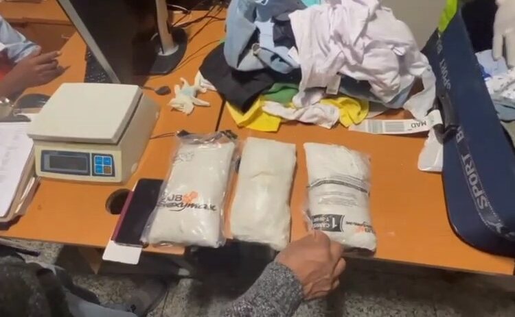 Autoridades detienen dominico-español en el AILA con tres paquetes de cocaína