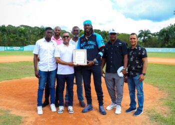 Víctor Pichardo recibe reconocimiento en «Juegos de Grandes Ligas» en Monte Plata