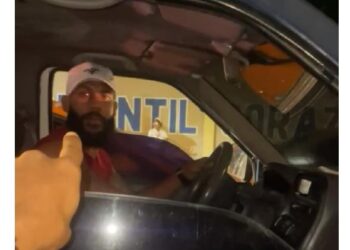 Hombre en vehículo de la PGR choca contra otro y emprende la huida