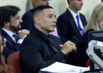 Daddy Yankee y Mireddys González llegan al tribunal en medio de disputa legal
