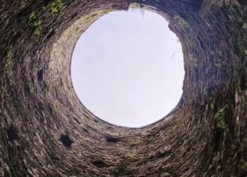 Intentan rescatar a una niña de 3 años que lleva atrapada 72 horas en un pozo en la India