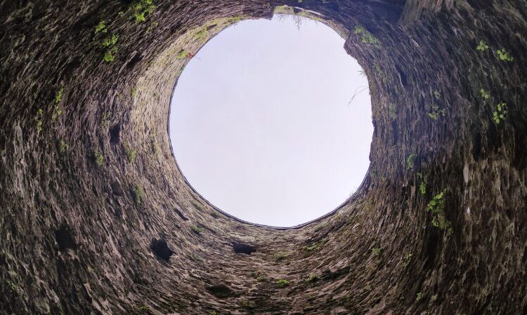 Intentan rescatar a una niña de 3 años que lleva atrapada 72 horas en un pozo en la India