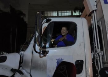 Sully la inspiradora mujer que conduce un camión de basura en el DN