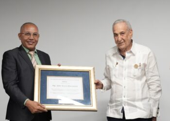 Miembros de ADIS otorgan reconocimiento a su presidente Julio Suero Marranzini por premio AIDIS
